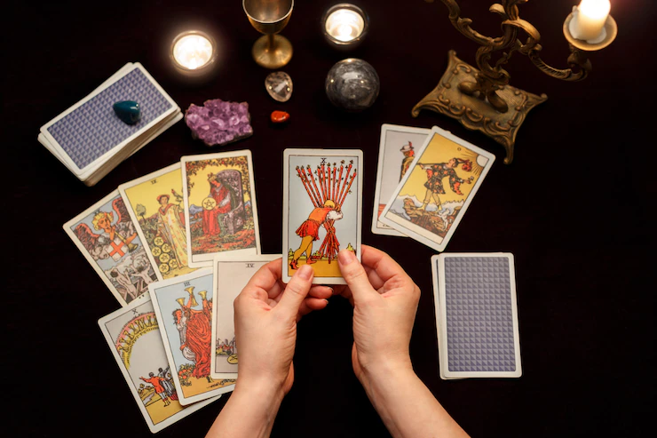 Produtos esotéricos: saiba a diferença entre tarot e baralho cigano