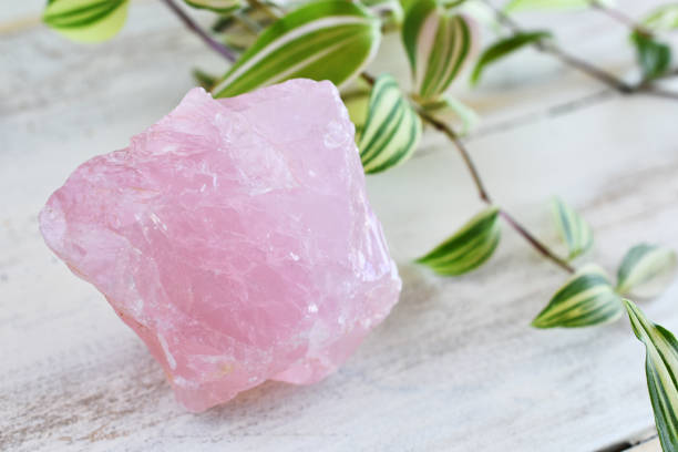 Produtos esotéricos: saiba como ativar a energia do quartzo rosa