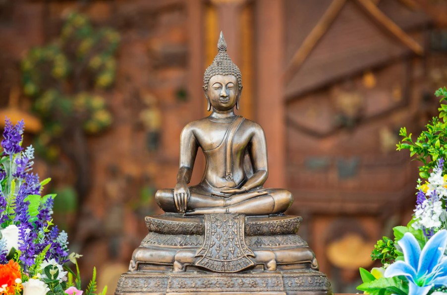Entenda o significado das estatuetas do budismo